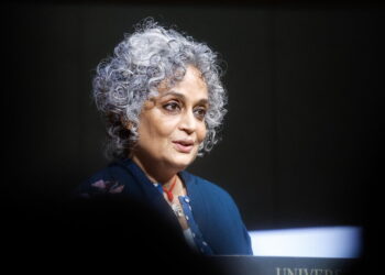 Arundhati Roy rinuncia alla Berlinale dopo i commenti di Wenders su Gaza