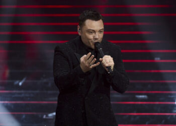 Tiziano Ferro travolge l’Ariston, festa per i 25 anni di carriera