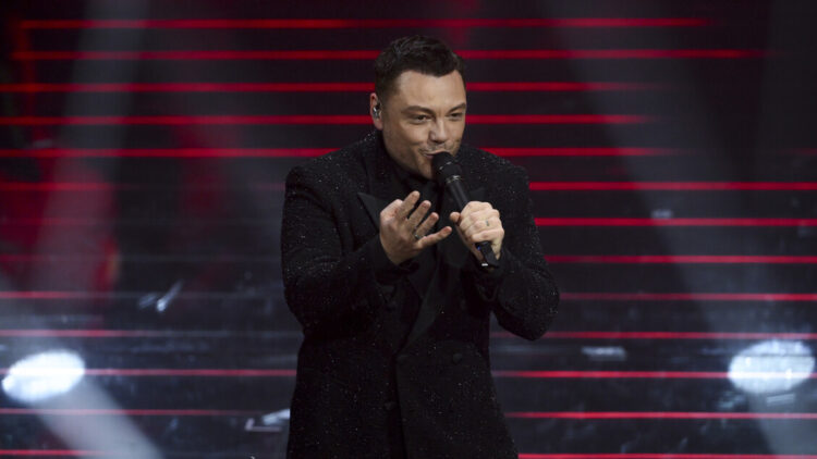 Tiziano Ferro travolge l’Ariston, festa per i 25 anni di carriera