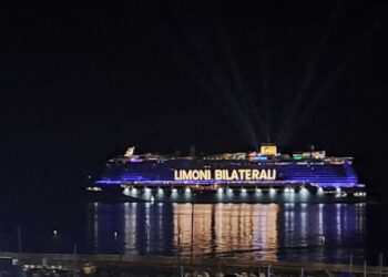 La nave da crociera davanti a Sanremo scherza sui ‘festini bilaterali’ di Elettra