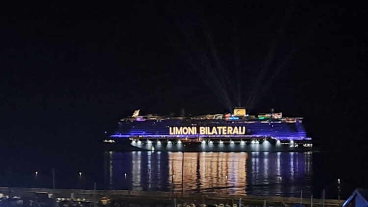 La nave da crociera davanti a Sanremo scherza sui ‘festini bilaterali’ di Elettra