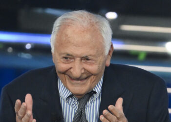 A Mogol il premio alla carriera, standing ovation all’Ariston