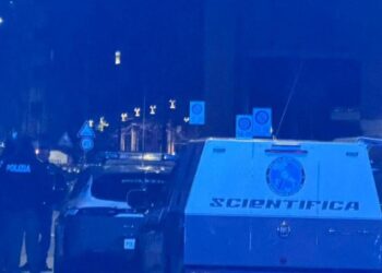 Un morto in strada a Torino, ha una profonda ferita al collo