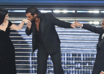 Can Yaman canta con Pausini, gag su canzone turca ‘Kuzu Kuzu’