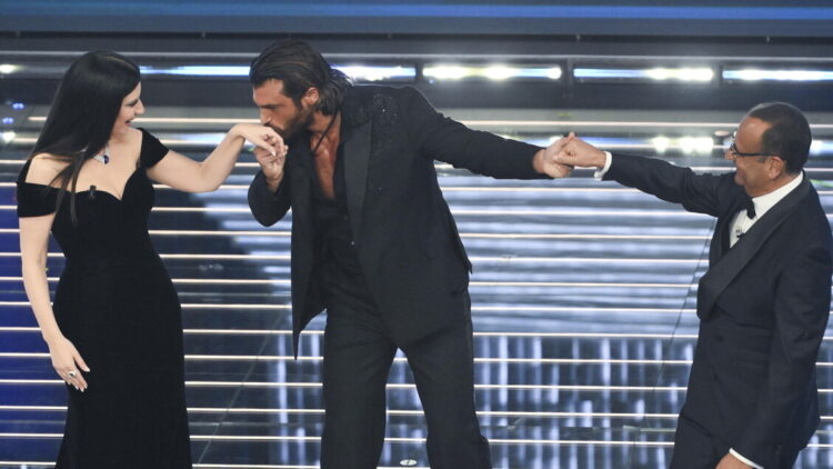 Can Yaman canta con Pausini, gag su canzone turca ‘Kuzu Kuzu’