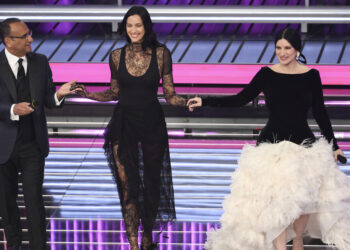 Irina Shayk applaudita a Sanremo, ‘Carlo sono qui per te’