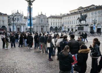 A Torino coda di chilometri di giovani in piazza San Carlo per Kid Yugi