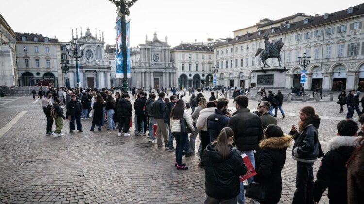 A Torino coda di chilometri di giovani in piazza San Carlo per Kid Yugi