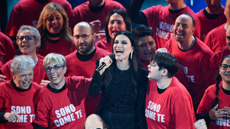 All’Ariston il coro dell’Anffas canta Si può dare di più