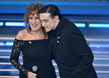 Fiorella Mannoia a Sanremo con la spilla della Palestina