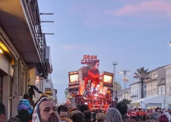 Carnevale di Viareggio, i carri sfilano in notturna per giovedì grasso