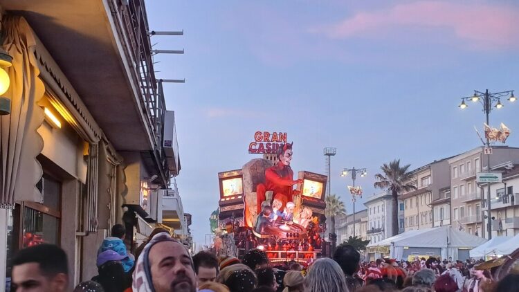 Carnevale di Viareggio, i carri sfilano in notturna per giovedì grasso