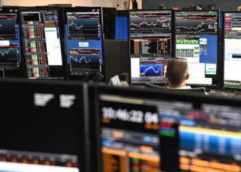 Borsa: Milano chiude poco mossa, vola Ferrari dopo i conti