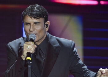 L’Ariston impazzisce per Sal da Vinci e lui si commuove