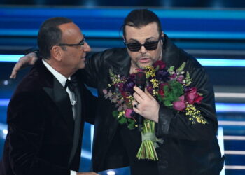 Sarcasmo Grignani a Conti, ‘sui fiori c’è il numero della Pausini così la chiamo?’