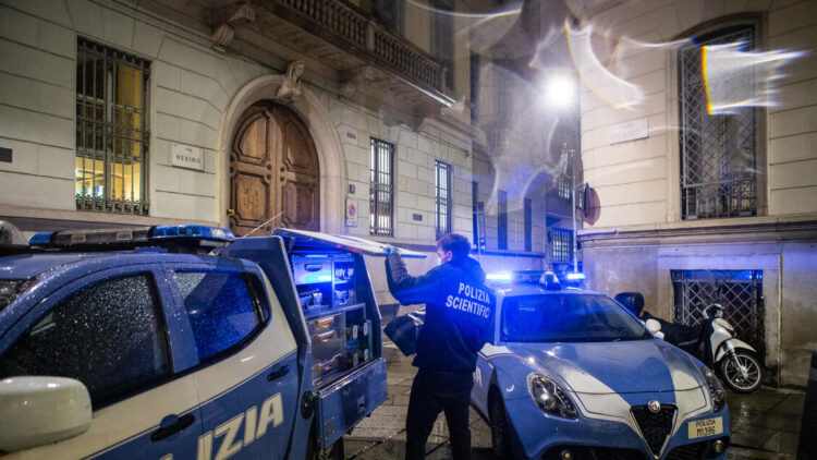 Accoltella in casa il compagno dopo una lite a Milano