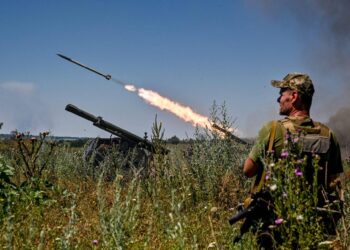 Ucraina, dalla tragedia della guerra al business della difesa: Kiev pronta a produrre armi per l’Europa