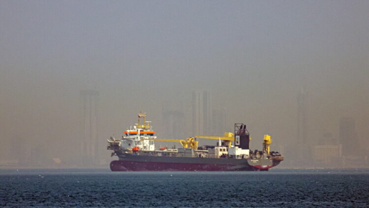 Navi bloccate a Hormuz, allarme petrolio e commercio mondiale