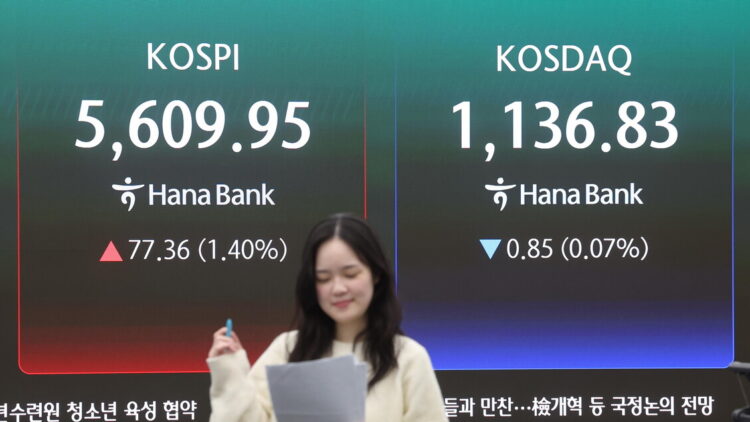 Mercati deboli per i timori su inflazione e tassi, ripartono petrolio e gas