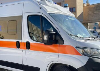 Spingono un’auto in panne e vengono travolti, uno è gravissimo