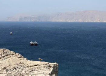 Attacco all’Iran, Teheran chiude Hormuz: a rischio un quinto del petrolio mondiale