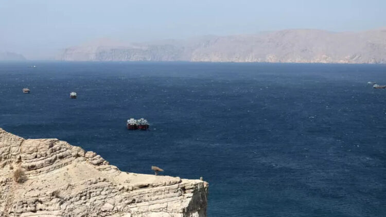 Attacco all’Iran, Teheran chiude Hormuz: a rischio un quinto del petrolio mondiale