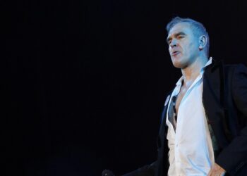 Morrissey cancella concerto a Valencia, ‘impossibile dormire per il rumore delle Fallas’