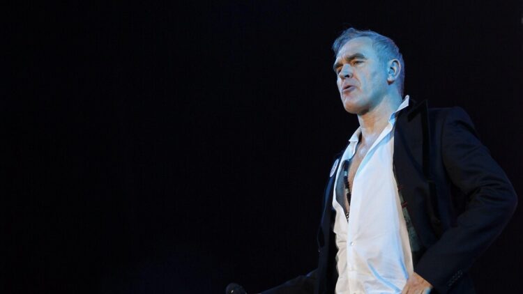 Morrissey cancella concerto a Valencia, ‘impossibile dormire per il rumore delle Fallas’