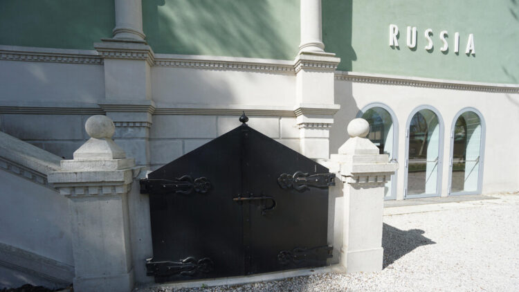 Caos sulla Russia alla Biennale, Giuli sfiducia la rappresentante del MiC, lei resiste