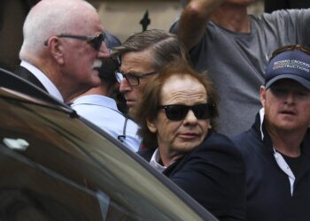 Il chitarrista degli Ac/Dc ricoverato a Buenos Aires