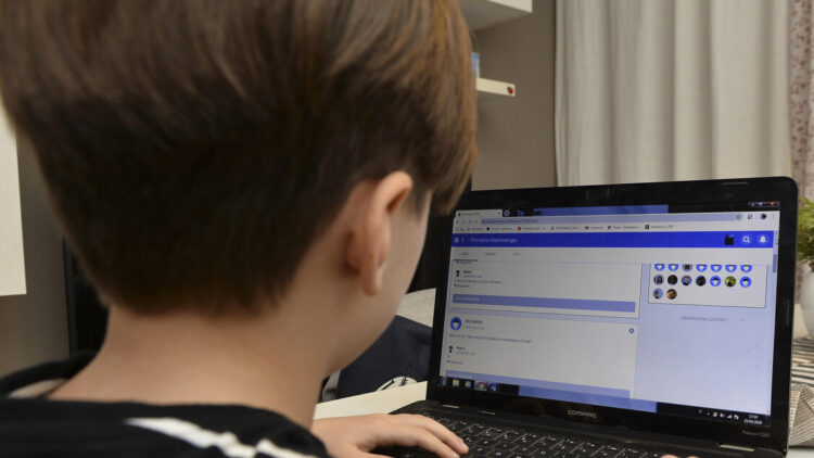 L’esperto: ‘A 13 anni è troppo presto per i social, servono nuove norme’