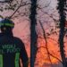 Vigili del fuoco impegnati a domare fiamme in zone lombarde
