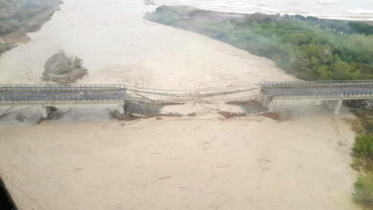 Il maltempo sferza il Centro-Sud: crolla un ponte, si temono vittime