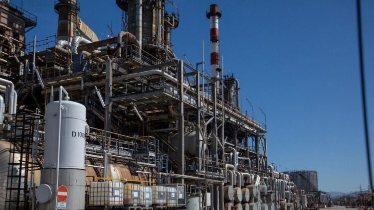 Corsa al ribasso per il petrolio, perde il 18% e scende sotto i 100 dollari al barile