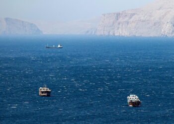 Media Iran, ‘Hormuz completamente chiuso, navi costrette a tornare indietro’