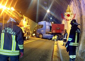 Tir impatta su volta galleria A1, riaperto tratto nel Fiorentino