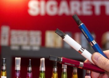 Report Commissione Europea, un giovane su 5 inizia a fumare con e-cig