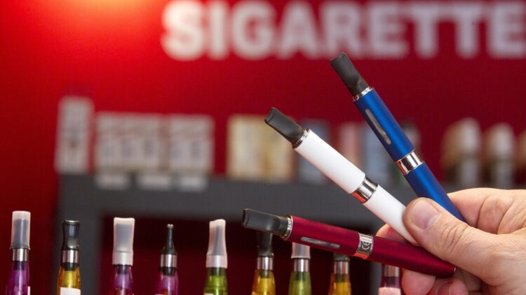 Report Commissione Europea, un giovane su 5 inizia a fumare con e-cig