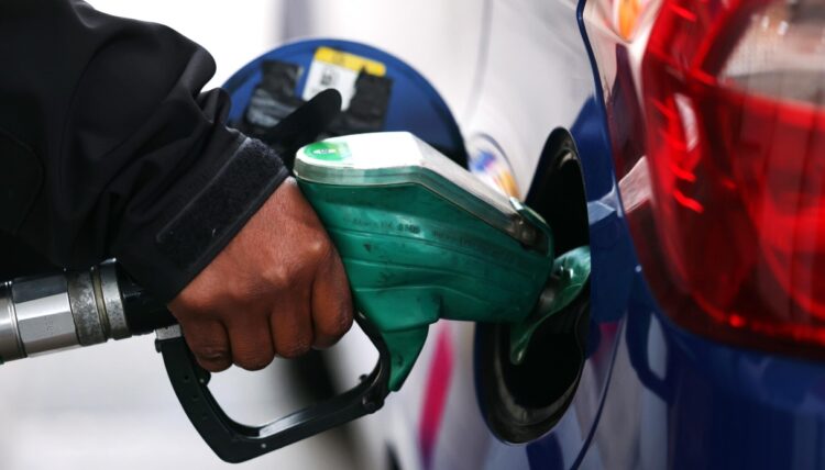 Benzina e diesel costano 150 milioni di euro in più a settimana, lo Stato ne incassa 61