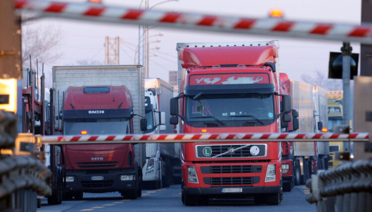 Camion fermi con lo sciopero degli autotrasportatori, c’è davvero un’emergenza carburante?