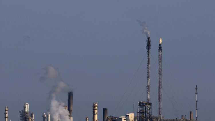 Il prezzo del petrolio torna a salire (+0,22%) dopo mancata tregua