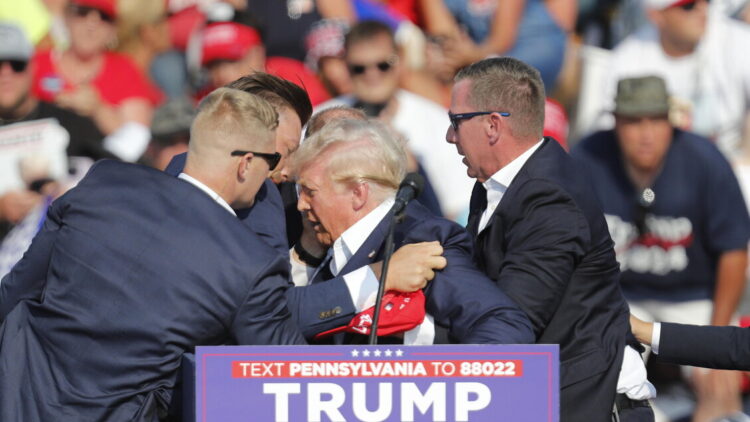 Mondo Maga in fermento, ‘l’attentato a Trump era una messinscena’