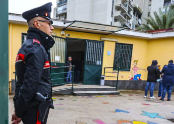 A Napoli quattordicenne accoltellato nei bagni della scuola da un diciassettenne