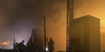 Russi attaccano Dnipropetrovsk, colpito un grattacielo