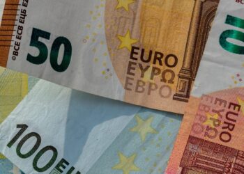 Redditi famiglie in crescita, ma frenano gli investimenti e i risparmi