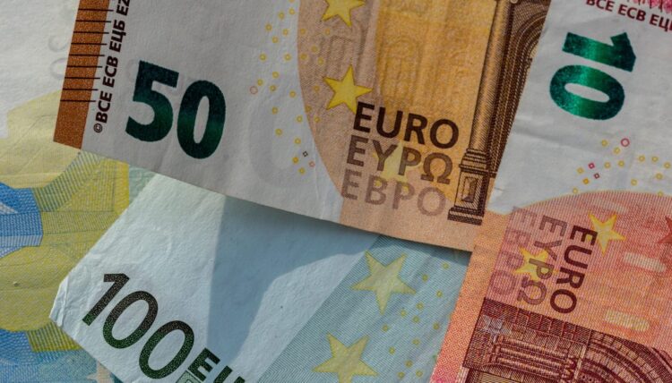 Redditi famiglie in crescita, ma frenano gli investimenti e i risparmi