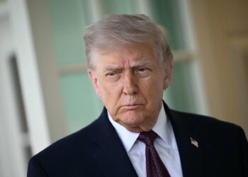 Usa-Iran, braccio di ferro nello Stretto di Hormuz. Trump: “Teheran vuole un accordo”