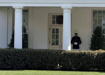 Il giallo del ricovero di Trump, il presidente Usa lontano dall’occhio pubblico: “Al lavoro per gli americani”