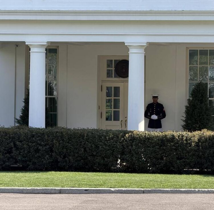 Il giallo del ricovero di Trump, il presidente Usa lontano dall’occhio pubblico: “Al lavoro per gli americani”