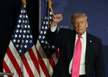 Iran riapre Hormuz, Trump mantiene il blocco navale: “Ci prendiamo l’uranio”. Teheran smentisce